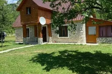 Bed and Breakfast Bujtina Pllumi Theth