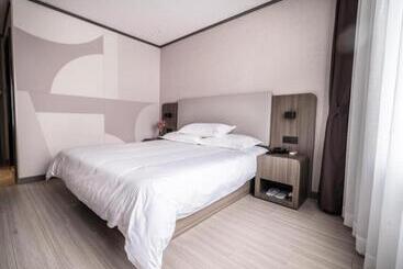 Hanting Hotel Zhuhai Xiangzhou Long Distance Bus Station