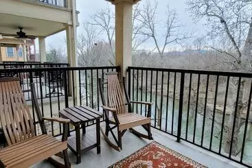 Hotelli Jan S Riverside Retreat