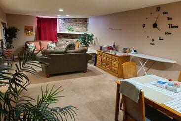 膳宿费 Cozy Home With Comfortable Beds And Fully Equipped Kitchen 15 Mins Drive From Airport, Downtown, Sai