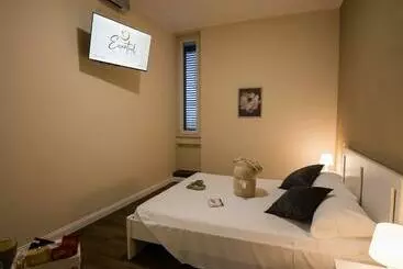 تختخواب و صبحانه Essential Rooms