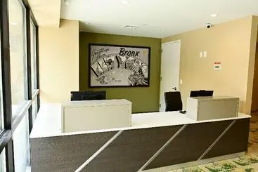 هتل Super 8 By Wyndham Bronx Near Botanical Garden