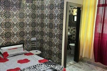 Hotel Pop 92229  D 18