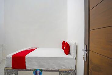 בית מלון כפרי Oyo 91746 Kost Sedati Syariah