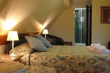 فندق Midway Guest House