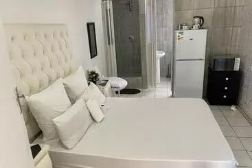 Pensionat Colins Accommodation Dayrest From R120 Overnight From R300