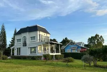 Majatalo Misty English Cottage