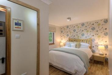 پانسیون Grove Guest House