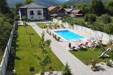 Pension (Hôtel basse catégorie) Casa Rares & Karina