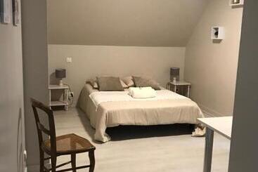 בית מלון כפרי Auberge De La Fontaine Aux Loups