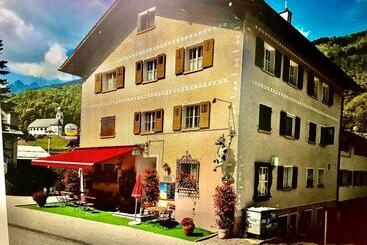 مبيت وإفطار Ustria Crusch Alva