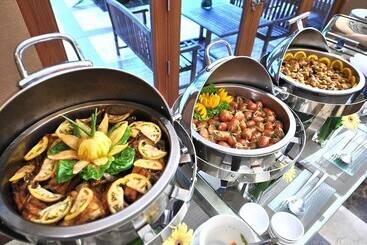 هتل The Avenue Plaza