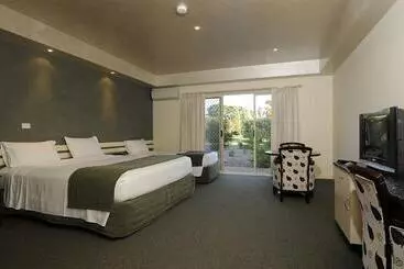 מוטל Fairways Resort