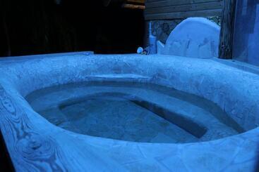 פנסיון Căsuța Din Zarand şi Punctul Gastronomic Local Miliza