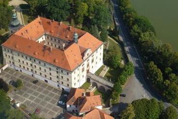 Majatalo Zámek Lnáře