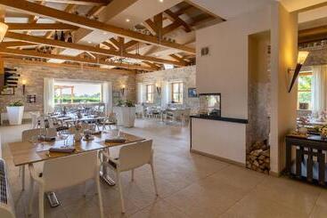 Velanera Hotel & Restaurant