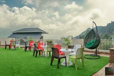 Hotel The Cloud Berry I Property Of The Year I Serviced Villa I Couple Friendly I Pvt Balcony I Open Air T