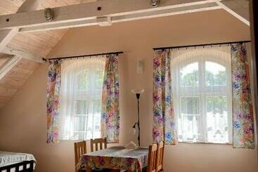 Czarna Jachta   Na Szlaku Legend           Pokoje Nad Jeziorem