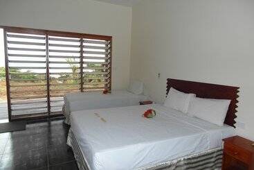 הוסטל Funky Fish Beach & Surf Resort