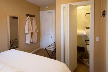 Bed and Breakfast Kara S Kottages @ W. Main St