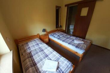 Pensionat Dom Na Folwarku Pokoje I Apartamenty, Bezpłatny Zamykany Parking Na Terenie Posesji