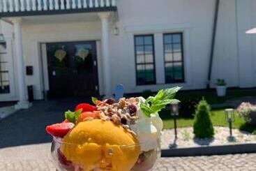 Szafirowy Dwór Hotel & Restauracja