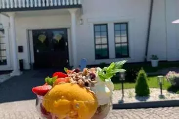 Szafirowy Dwór Hotel & Restauracja