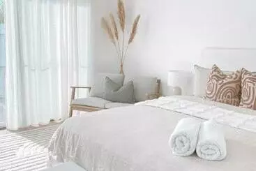 ペンション The Hideaway   Guest House