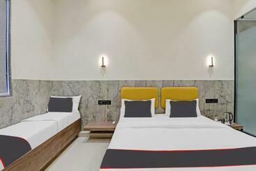 Hotel Gold Palaces And Banquet