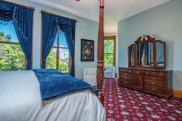 تختخواب و صبحانه Orman Mansion Pueblo S Most Luxurious Stay!