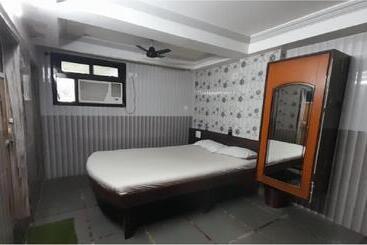 Hotel Aaiye Lodging & Boarding By Wb Inn