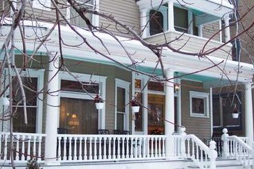 Crescent Lily Inn B&b