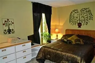 Whispering Oaks Bed & Breakfast