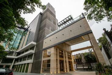 Отель The Pristine