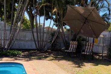 Motel Bargara Beach Motor Inn Budget Accommodation Pet Friendly On Application