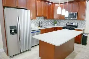 پانسیون Newly Renovated Guest Rooms Near Transportation