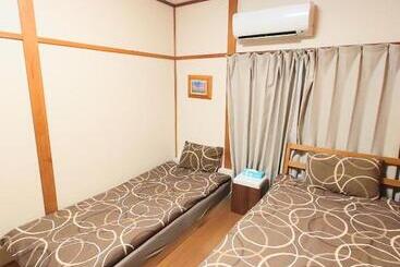 Aparthotel Season Guest House In Nishi Shinjuku 100 Square Meters, 4 Bedrooms, 2 Living Rooms