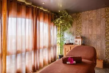 Отель Cgh Residences & Spas Les Cimes Blanches