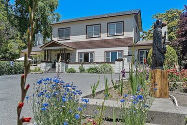 فندق Cinnamon Bear Creekside Inn