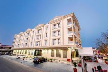 فندق Yash Regency