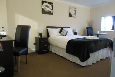 The Silverton Inn   B&b