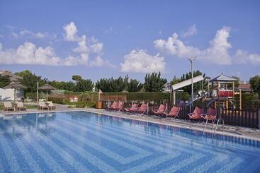 בית מלון כפרי Atlantica Holiday Village Rhodes