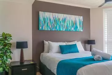 Отель Foreshore Beachfront Apartments