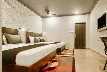 Collection O 30111 Hotel Everest