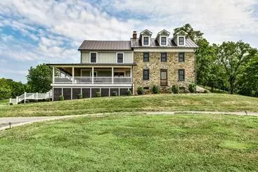 Trinity Farm Magnolia Farmhouse