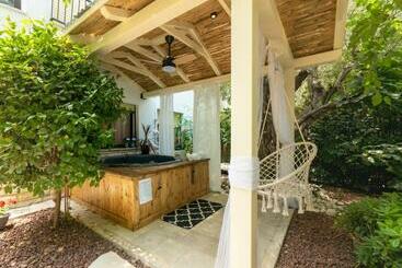 Пансион שניר 119   סוויטה מדהימה לזוגות וסוויטה קסומה למשפחות בכפר ורדים