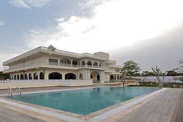 Отель Talaibagh Palace