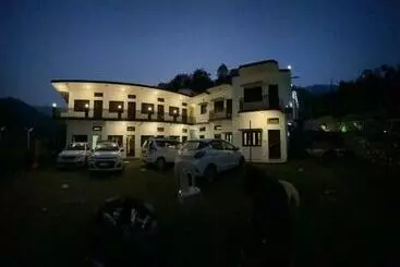 ホテル Maneri Lake & Restaurant By Wb Inn