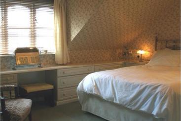 تختخواب و صبحانه The Mulberry House