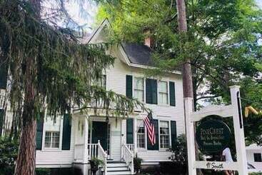 בית מלון כפרי Pinecrest Inn